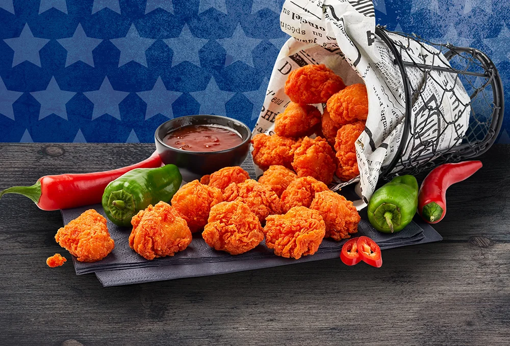Nieuw in ons assortiment: de pittige variant van de popcorn kipfilet nuggets. Een malse kleine nugget in een pittig jasje!