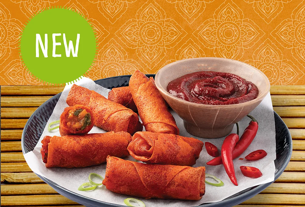 Mini-Frühlingsrollen mit Hähnchen, Gemüse und einer leicht scharfen Gochujang-Sauce.